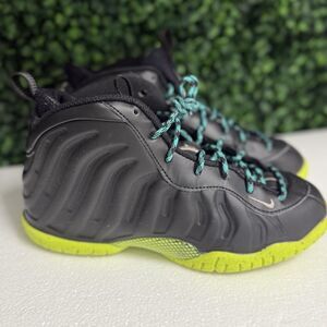 USED Nike Little Posite One Black Lime Blast Aurora Green DZ2853-001 Size 2Y